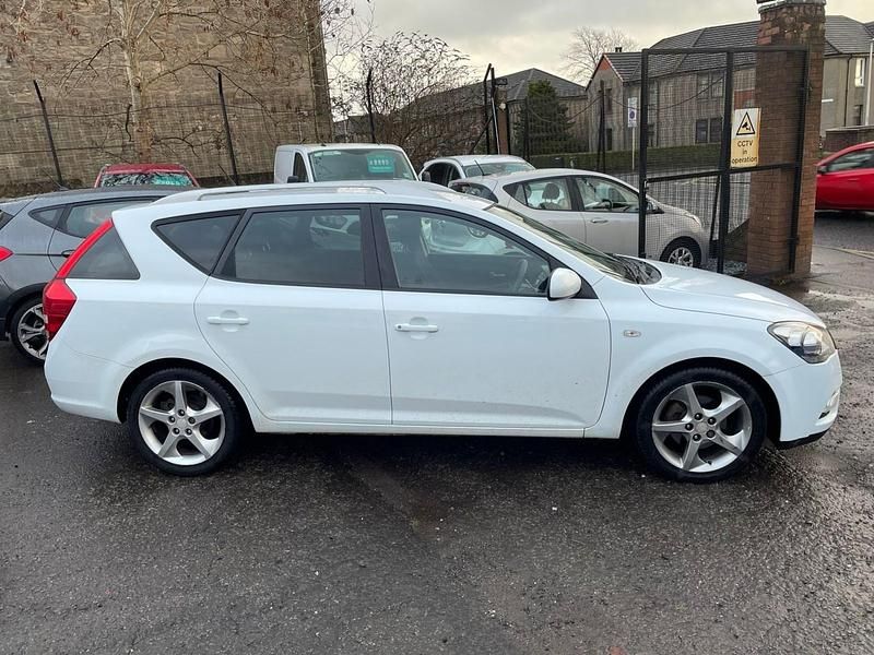 Usado Kia Ceed 114 HP (83 kW) 2012 Branco Citadino