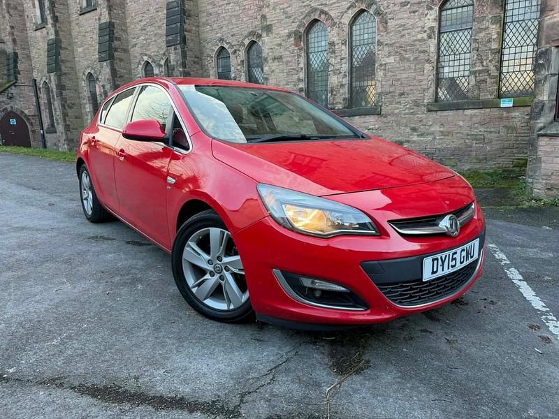 Used Vauxhall Astra SRi 165 HP (121 kW) 2015 Red Hatchback