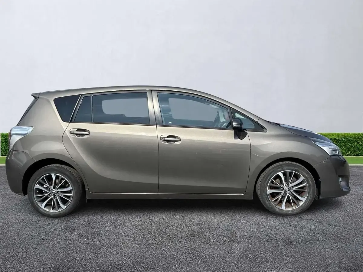 Used Toyota Verso Design 112 HP (82 kW) 2016 Brown MPV