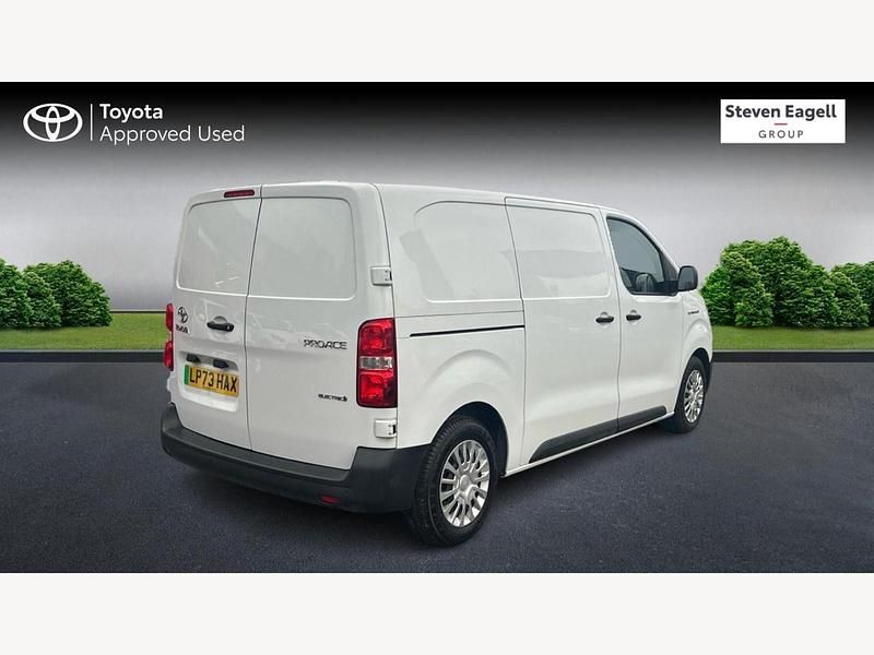 Used Toyota Proace 100 kW (136 HP) 2023 White MPV