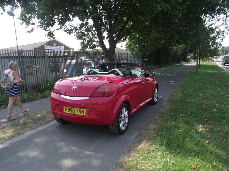 Second-hand Vauxhall Tigra Sport 90 CP (66 kW) 2006 Roșu Coupe