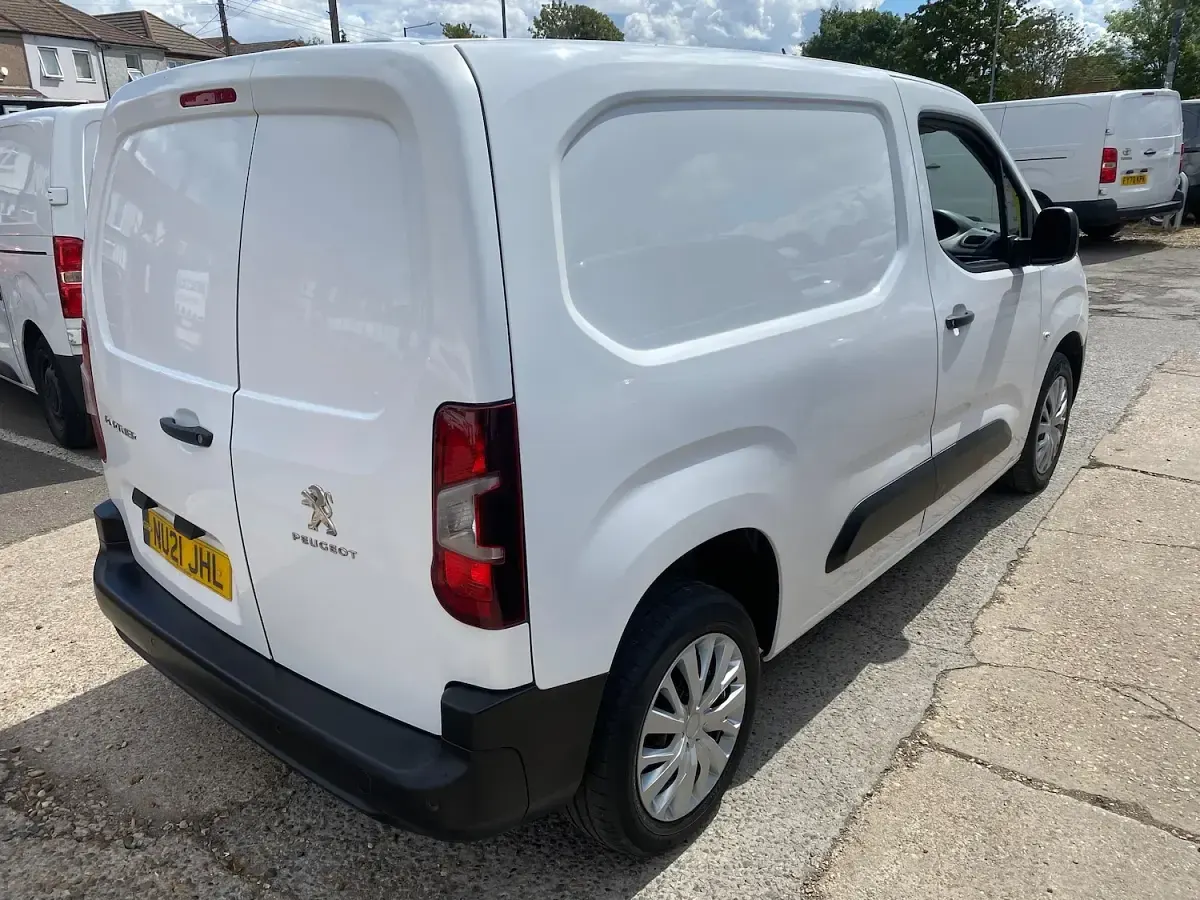 Used Peugeot Partner 131 HP (96 kW) 2021 White MPV