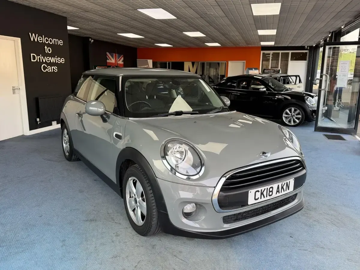 Begagnad Mini ONE Hatch 2018 Grå Halvkombi