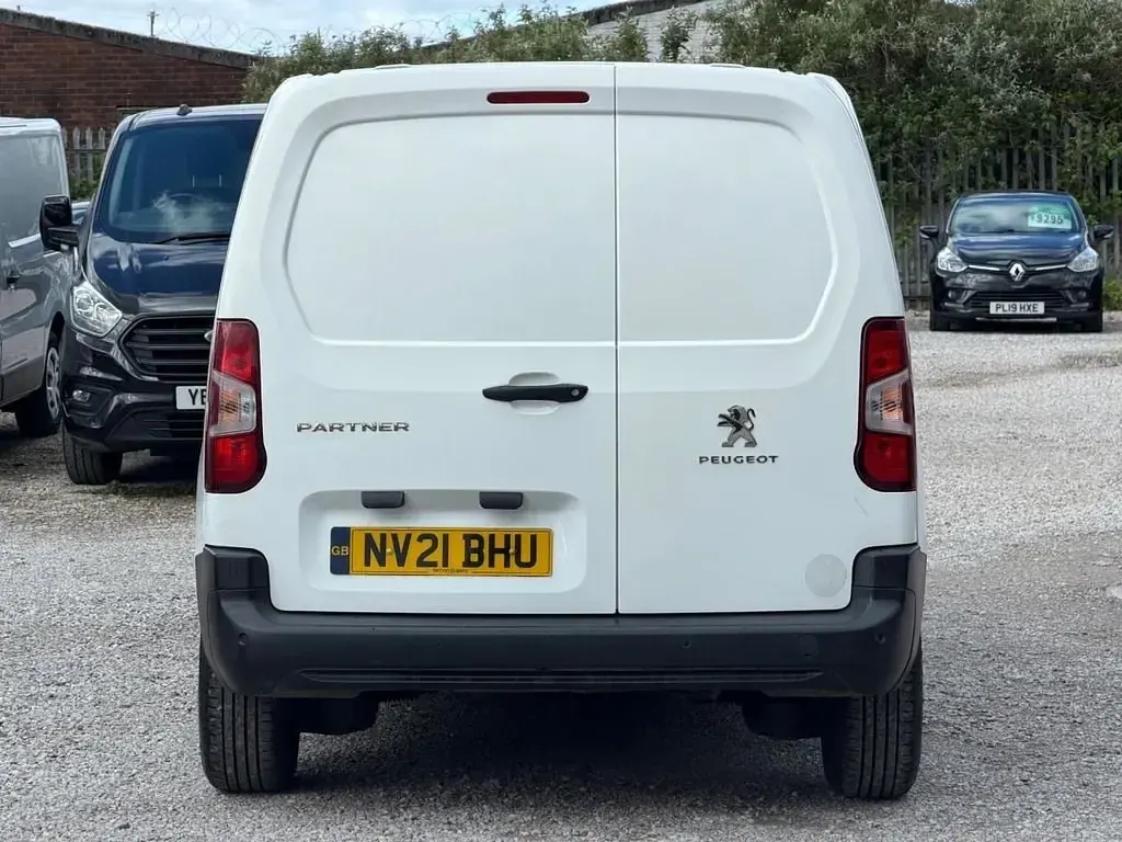 Używany Peugeot Partner 131 KM (96 kW) 2021 Biały Minivan