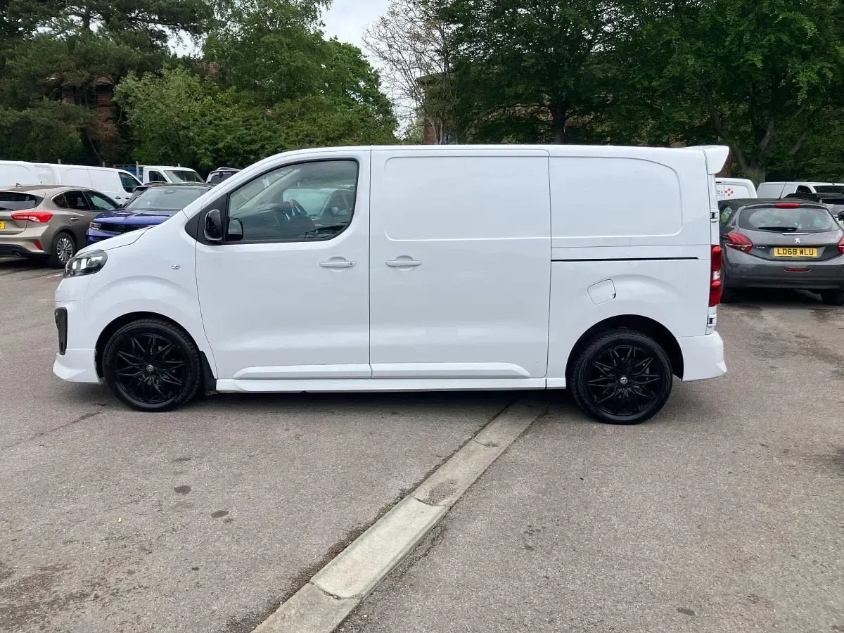 Second-hand Vauxhall Vivaro S 180 CP (132 kW) 2024 Alb Monovolum