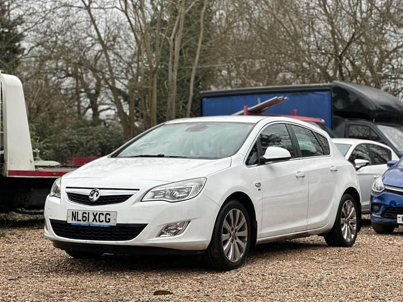 Used Vauxhall Astra 115 HP (84 kW) 2011 White Hatchback