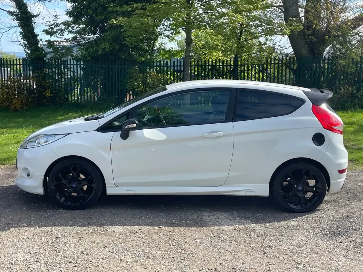 Usado Ford Fiesta Metall 134 CV (98 kW) 2011 Blanco Utilitario