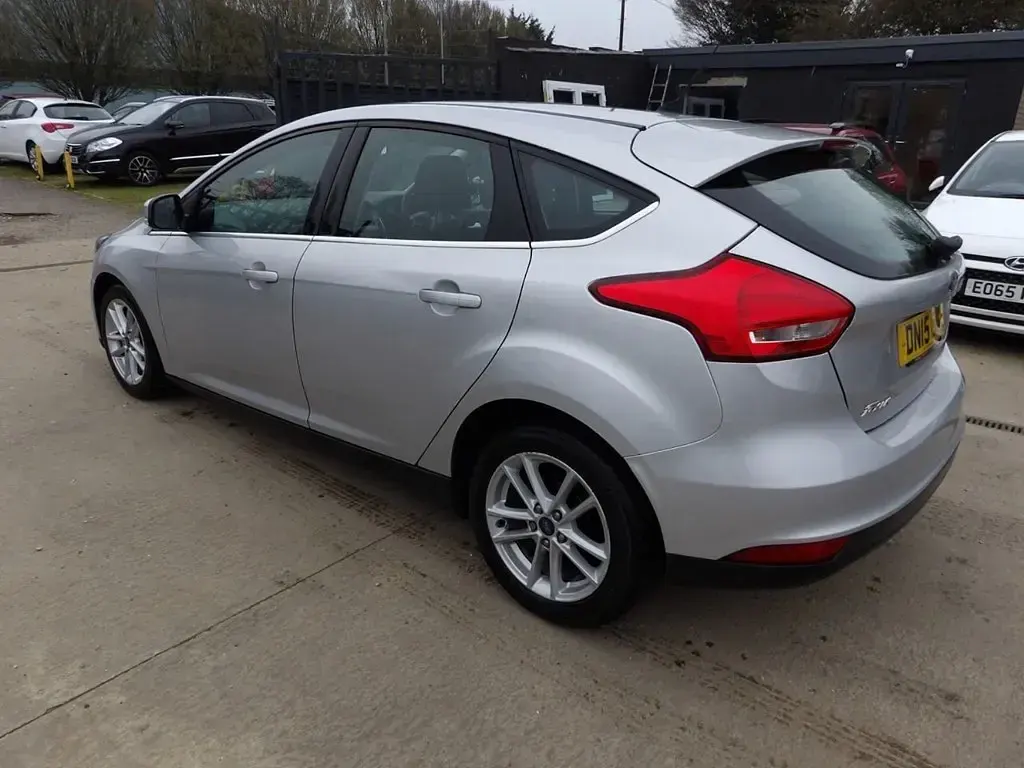 Used Ford Focus Zetec 115 HP (84 kW) 2015 Silver Hatchback