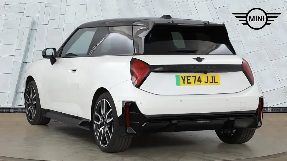Used Mini Cooper Hatch 133 kW (181 HP) 2024 White Hatchback