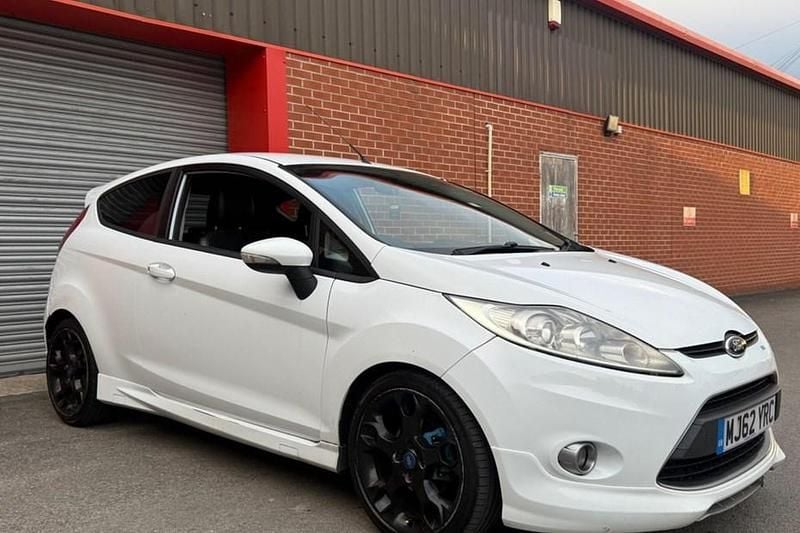 Used Ford Fiesta Metall 134 HP (98 kW) 2012 White Hatchback