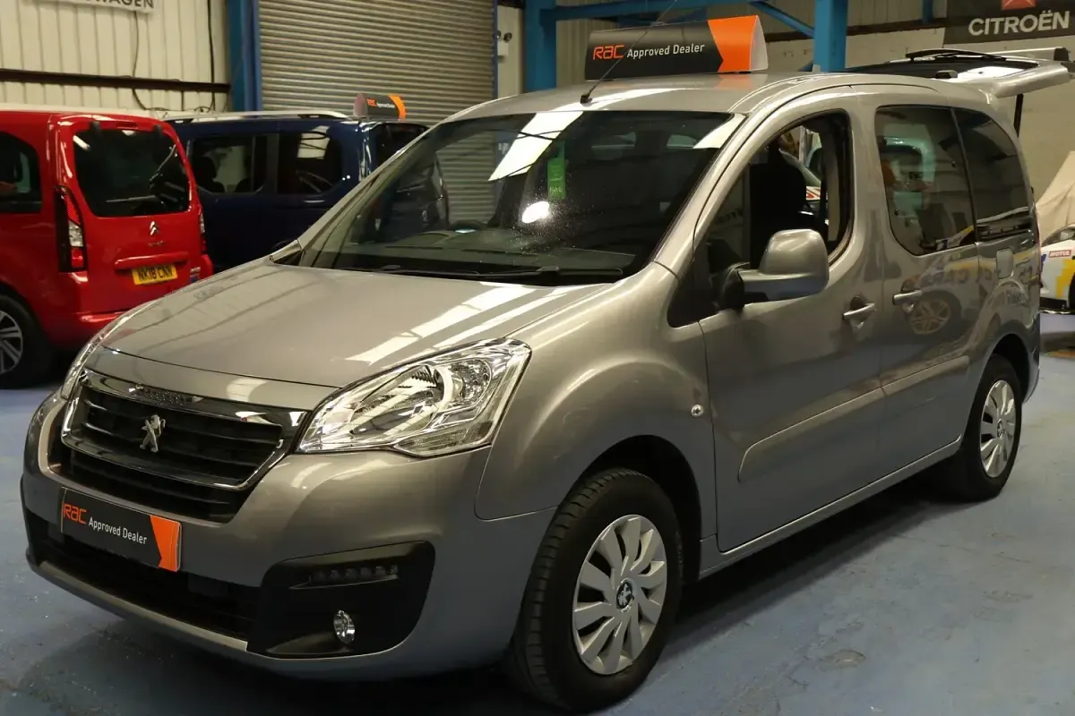 Used Peugeot Partner Tepee Active 98 HP (72 kW) 2018 Grey MPV