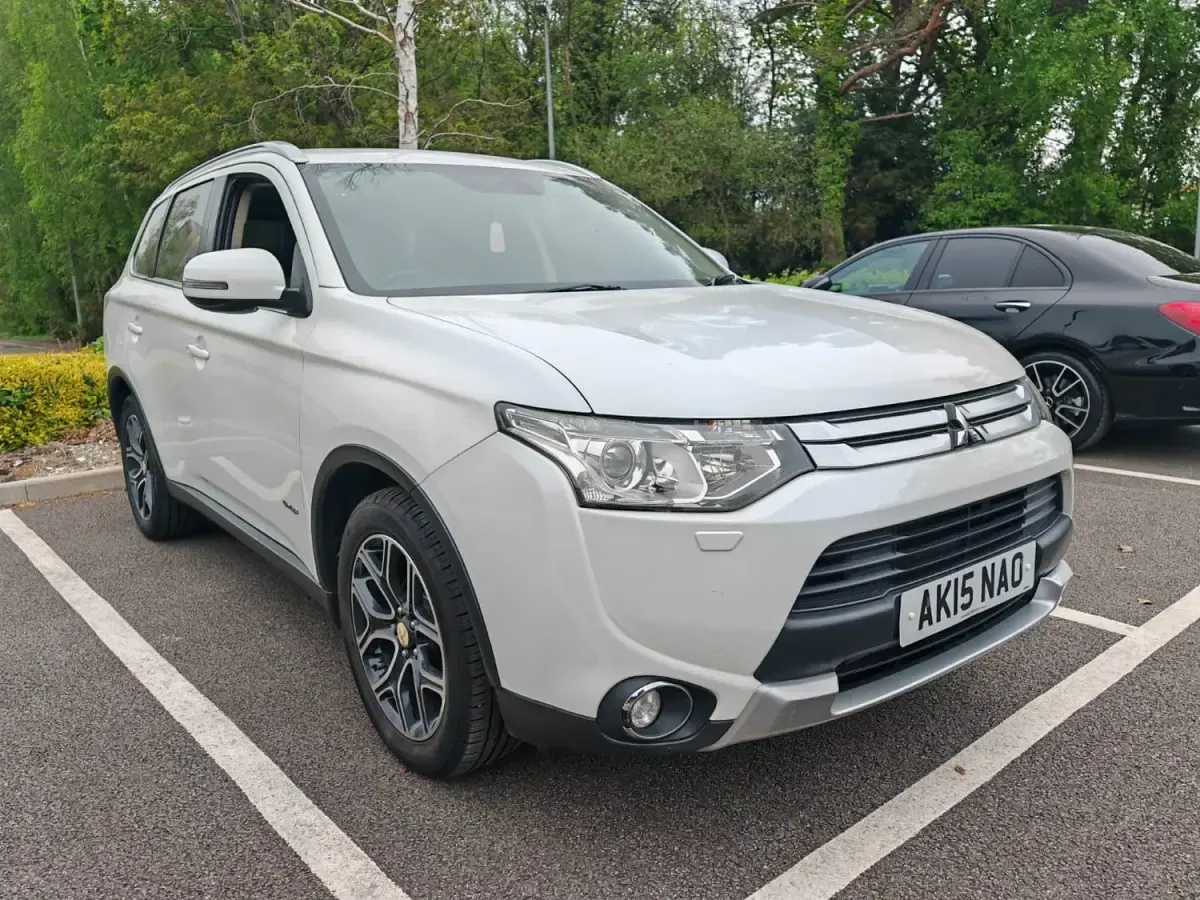 Usado Mitsubishi Outlander 150 HP (110 kW) 2015 Branco SUV