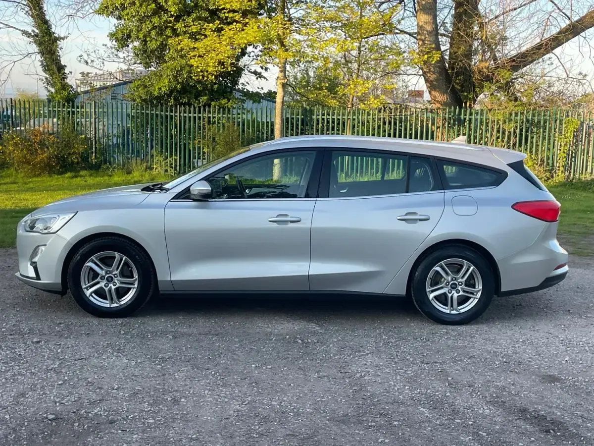 Usado Ford Focus Zetec 95 CV (69 kW) 2019 Plateado Familiar