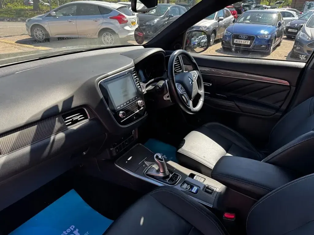 Begagnad Mitsubishi Outlander P-HEV 224 HK (164 kW) 2020 Svart SUV