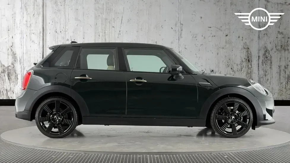 Usado Mini Cooper Hatch 134 HP (98 kW) 2023 Verde Citadino