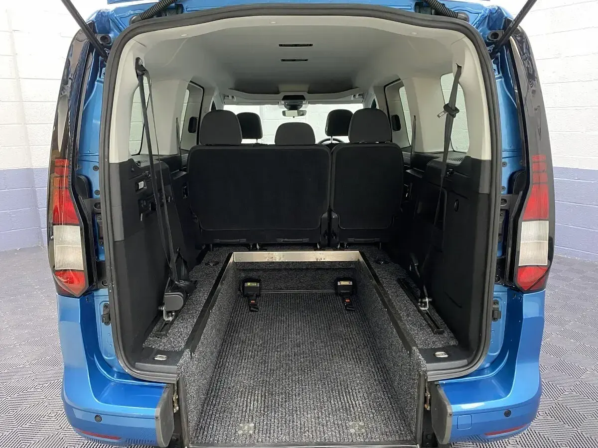 Used VW Caddy Maxi 112 HP (82 kW) 2022 Blue MPV