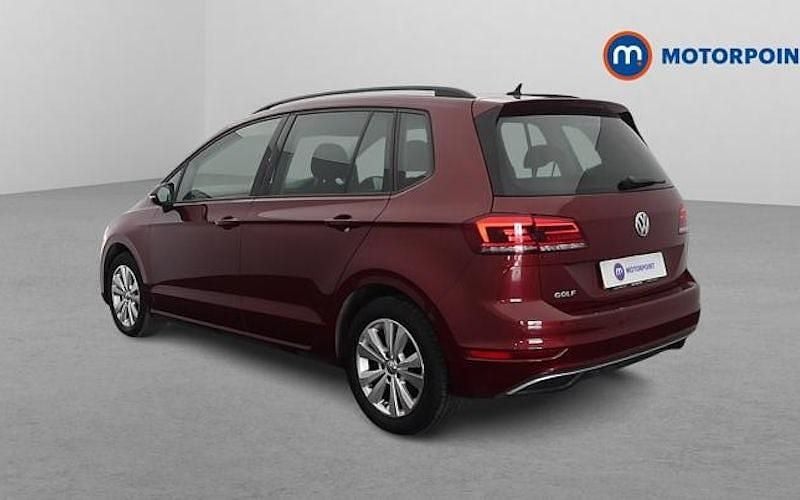 Used VW Golf VII SE 131 HP (96 kW) 2018 Red Hatchback