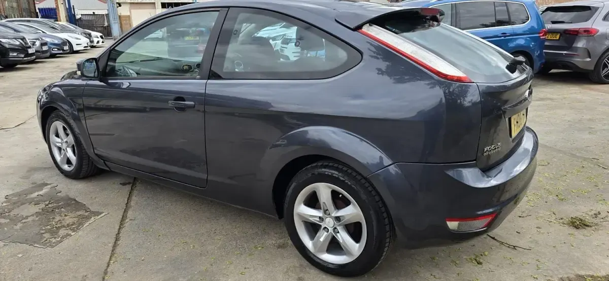 Begagnad Ford Focus Zetec 2008 Grå Halvkombi