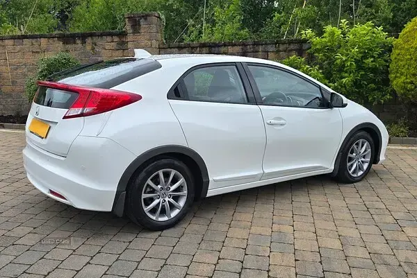 Used Honda Civic EX 142 HP (104 kW) 2013 White Hatchback