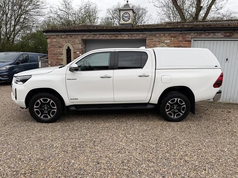 Used Toyota HiLux 150 HP (110 kW) 2023 White Pickup