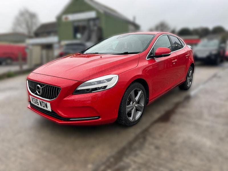 Used Volvo V40 Inscription 120 HP (88 kW) 2016 Red Hatchback