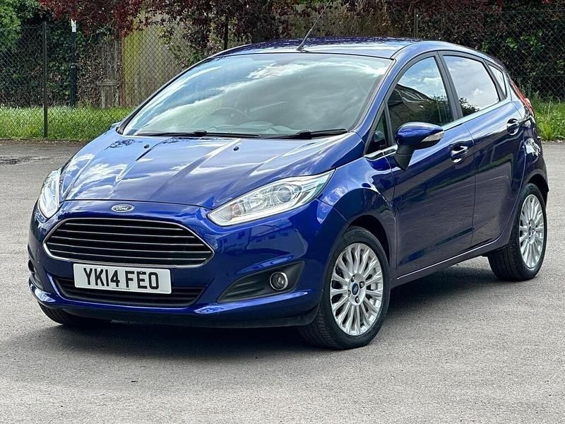 Begagnad Ford Fiesta Titanium 2014 Blå Halvkombi