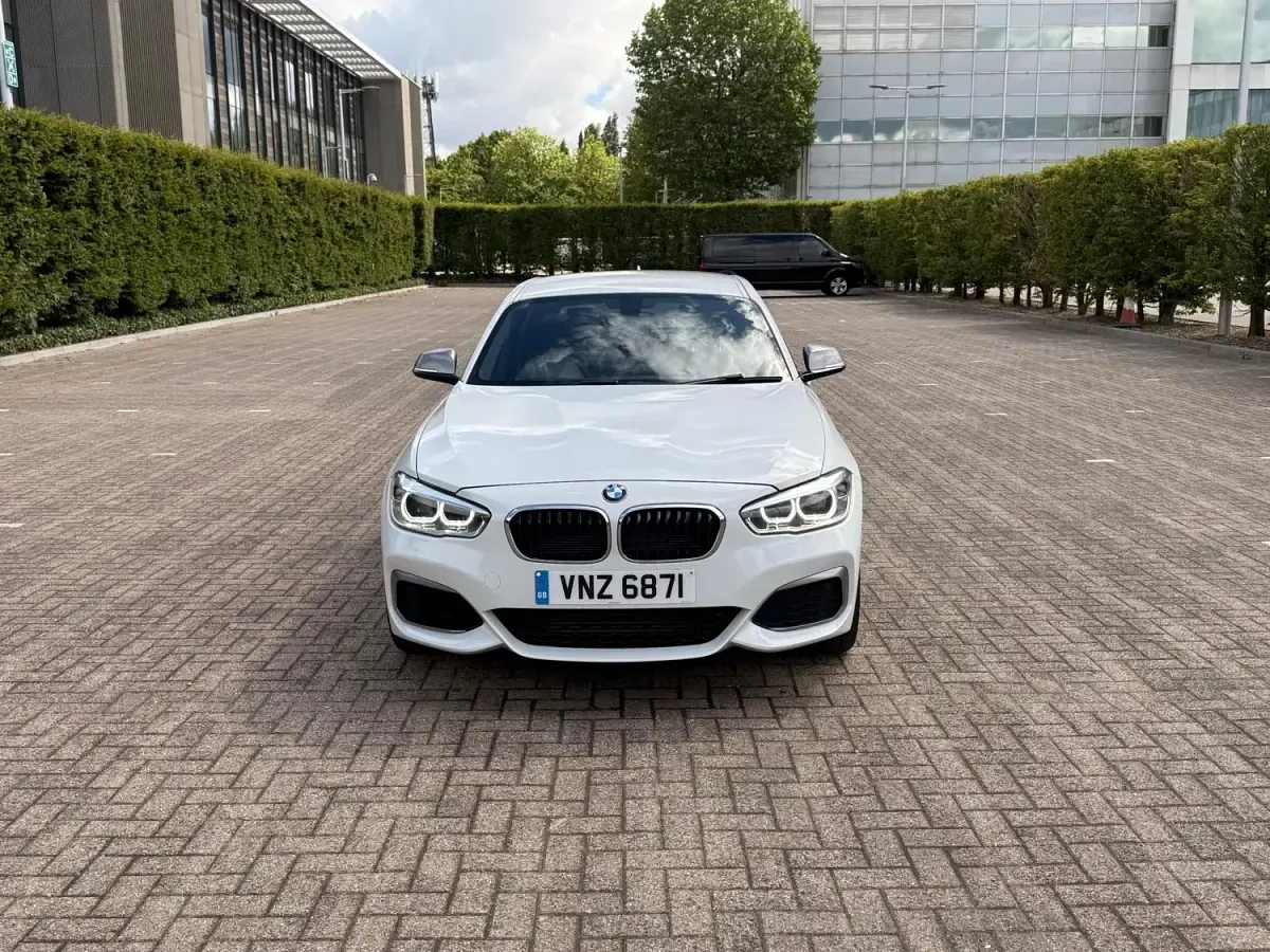 Begagnad BMW M135 326 HK (239 kW) 2016 Vit Halvkombi