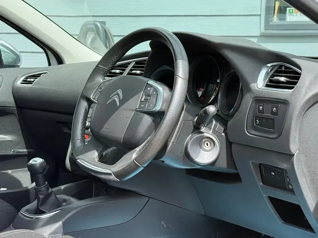 Used Citroën C4 SELECTION 120 HP (88 kW) 2013 White Hatchback