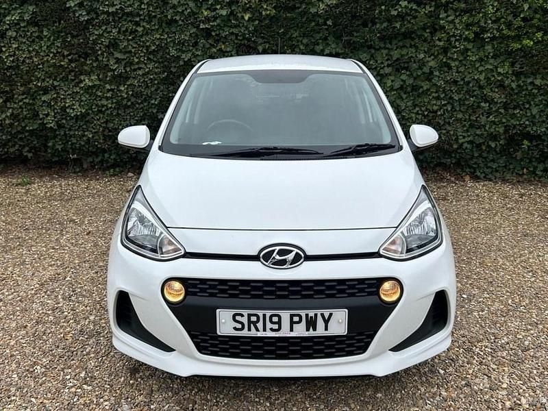 Used Hyundai i10 SE 67 HP (49 kW) 2019 White Hatchback
