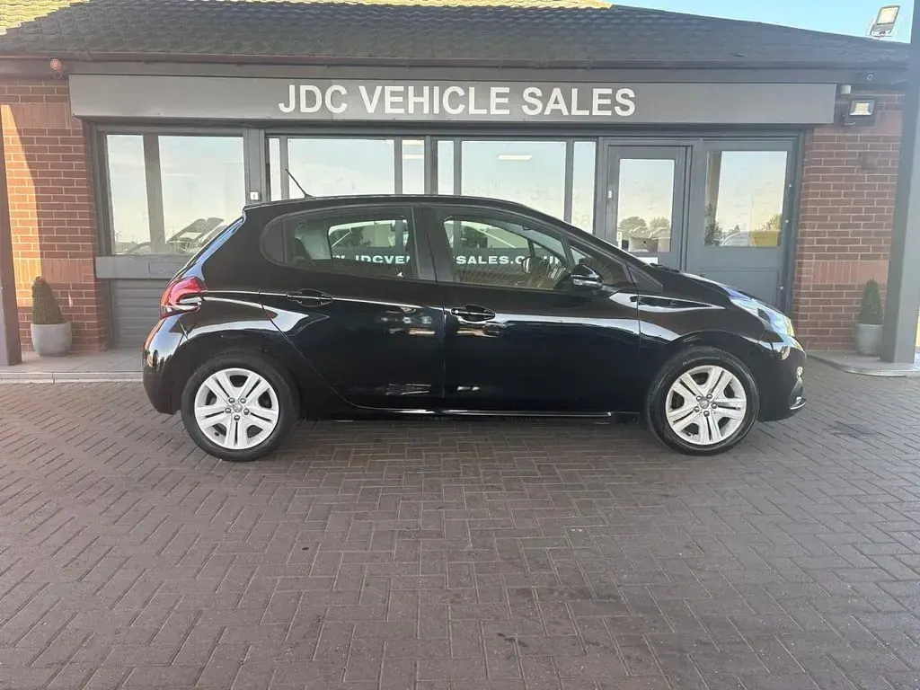 Used Peugeot 208 Active 82 HP (60 kW) 2018 Black Hatchback