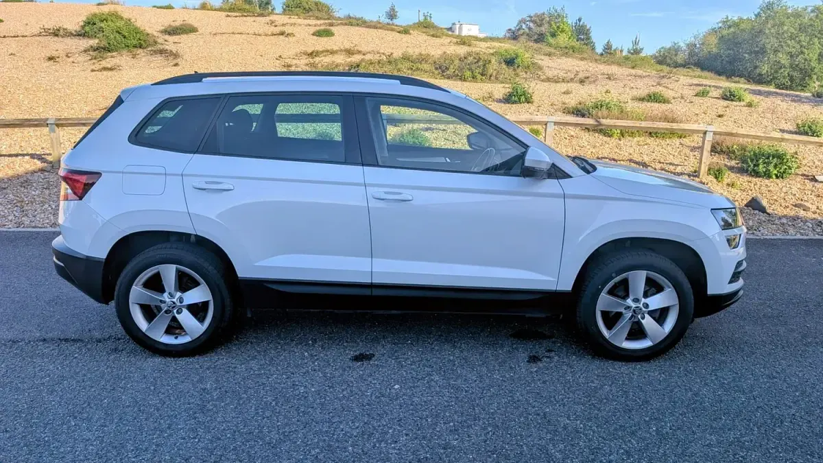 Used Skoda Karoq SE 115 HP (84 kW) 2020 White SUV