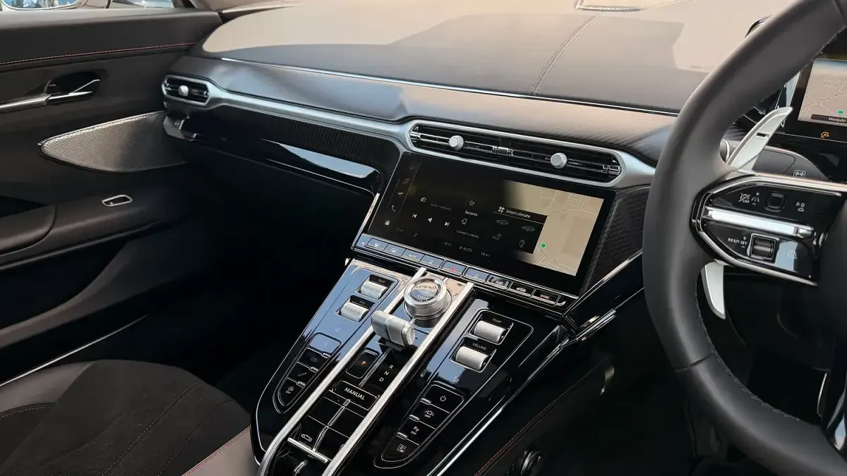 New Aston Martin V8 Vantage 680 HP (500 kW) 2026 White Cabriolet