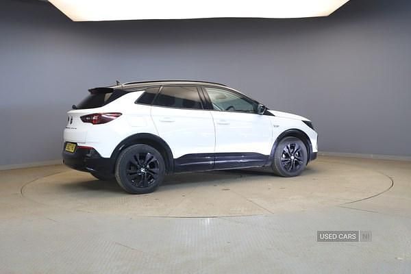 Used Vauxhall Grandland X SRi 130 HP (95 kW) 2022 White SUV