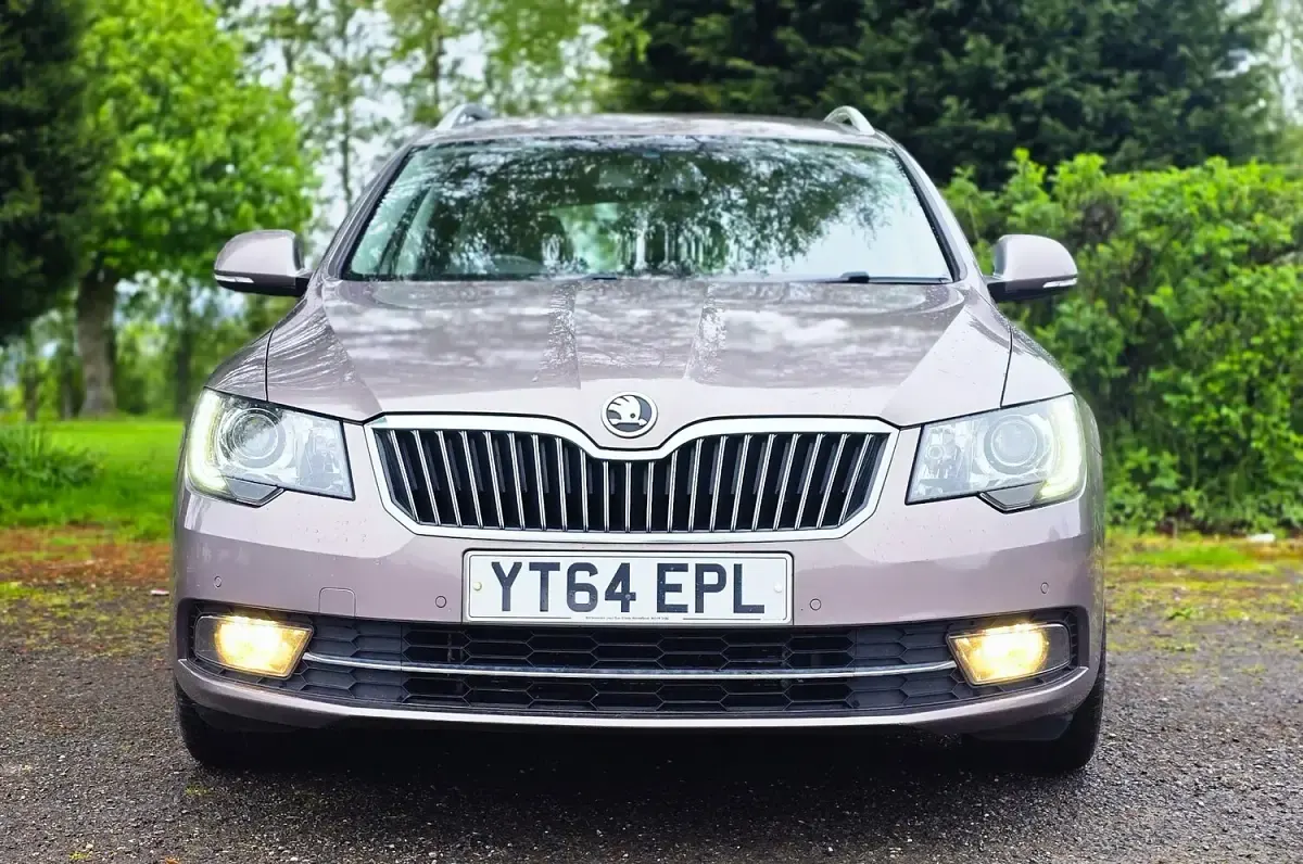 Used Skoda Superb Elegance 140 HP (102 kW) 2014 Mauve Estate