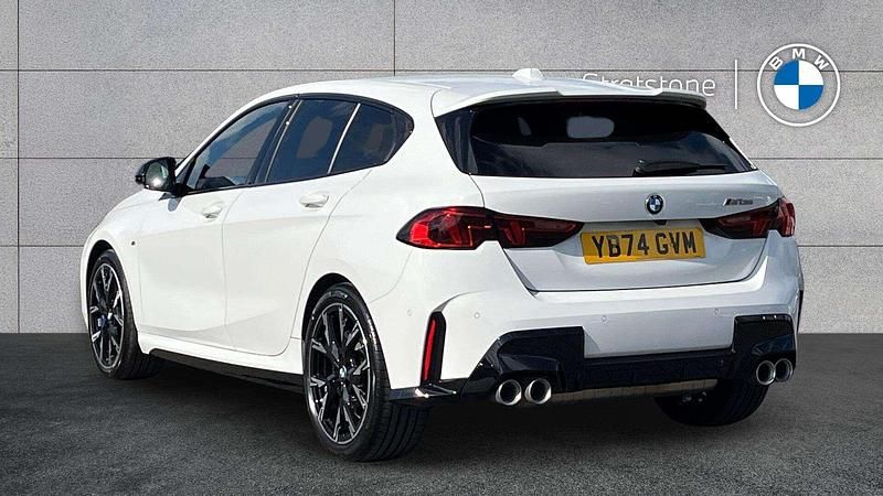 Begagnad BMW M135 Shadowline 296 HK (217 kW) 2024 Vit Halvkombi