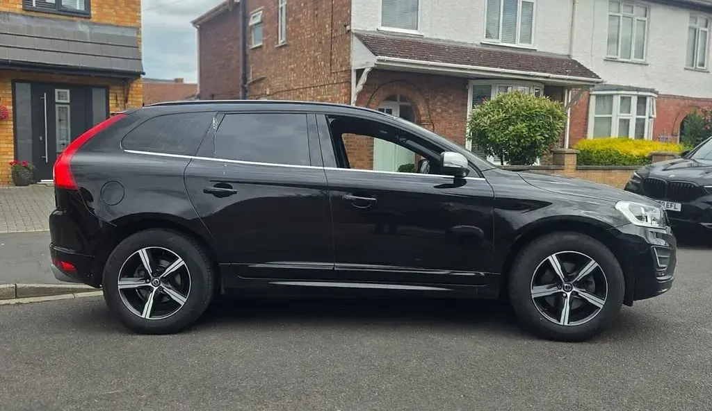 Used Volvo XC60 R-Design 190 HP (139 kW) 2017 Black SUV