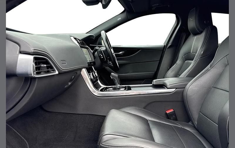 Używany Jaguar XE R-Dynamic 250 KM (183 kW) 2021 Niebieski Sedan/Limuzyna
