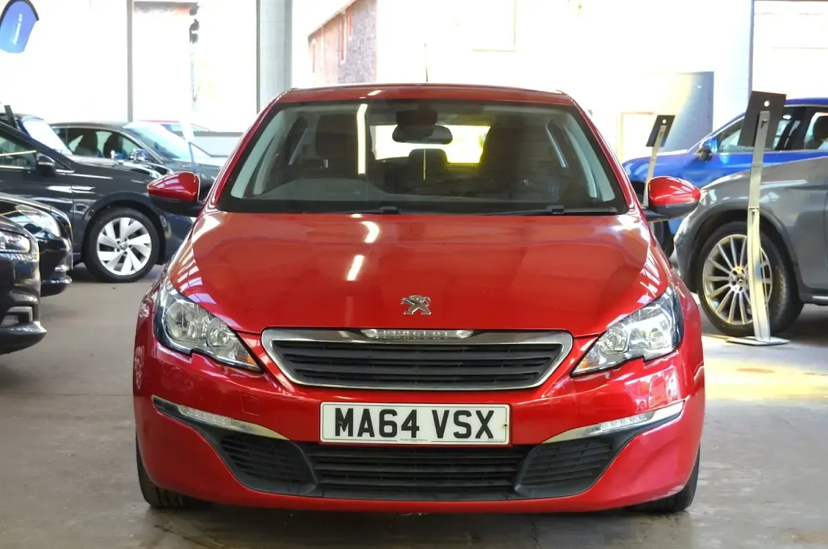 Used Peugeot 308 Active 100 HP (73 kW) 2014 Red Hatchback