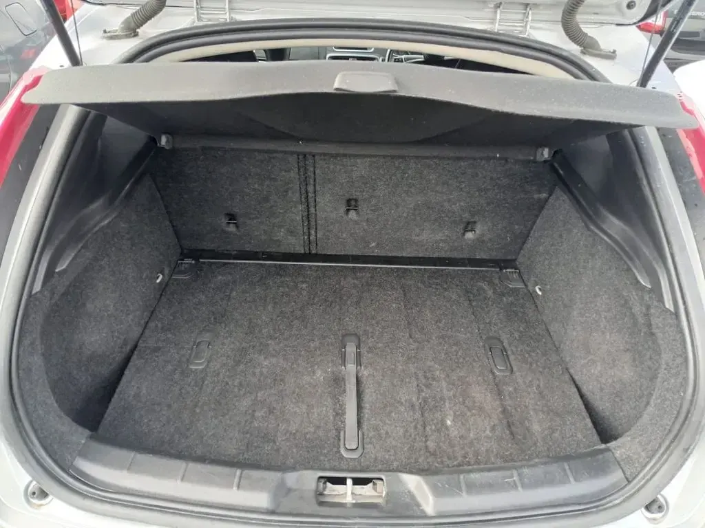 Used Volvo V40 Inscription 150 HP (110 kW) 2019 Silver Estate