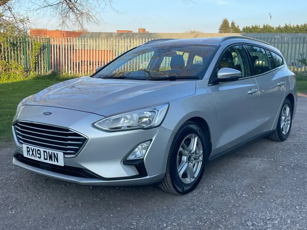 Usado Ford Focus Zetec 95 CV (69 kW) 2019 Plateado Familiar