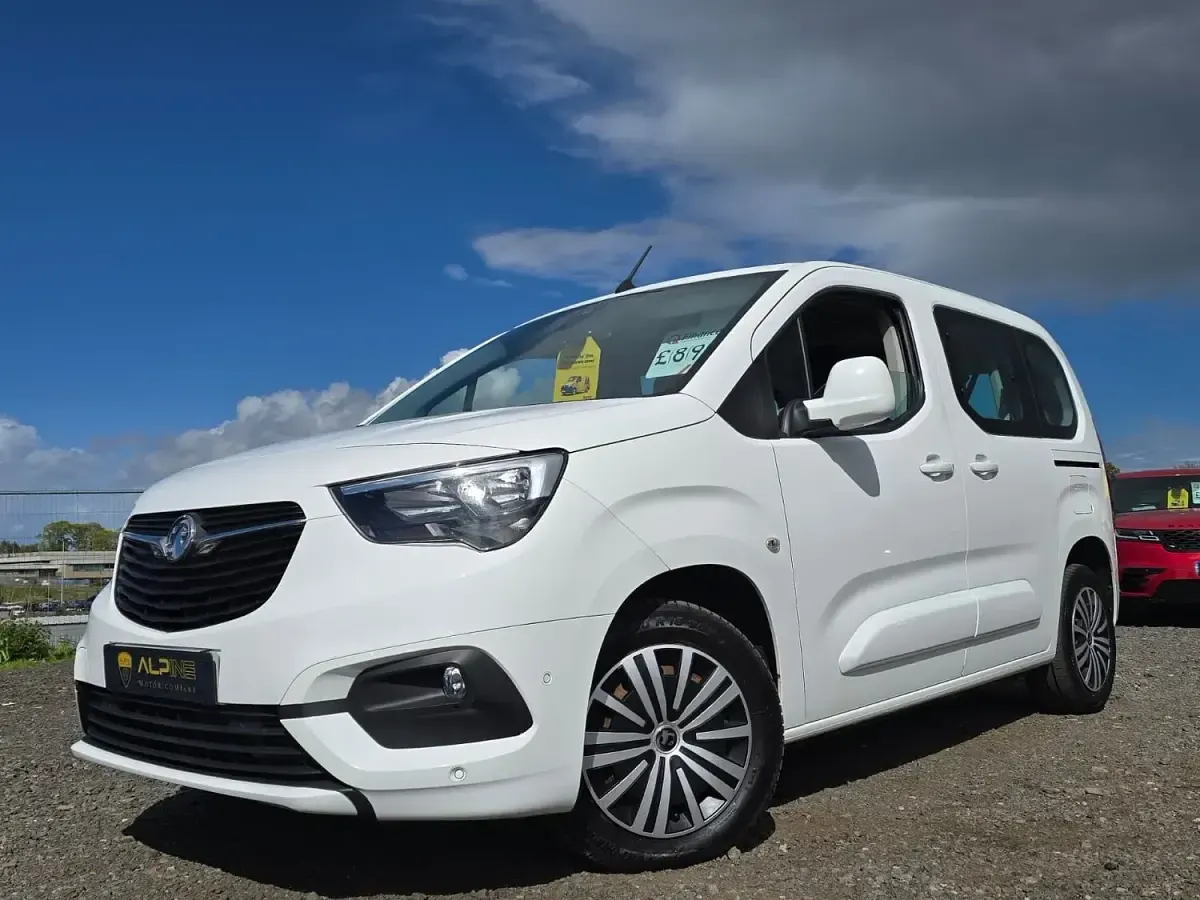 Used Vauxhall Combo S 100 HP (73 kW) 2018 White MPV