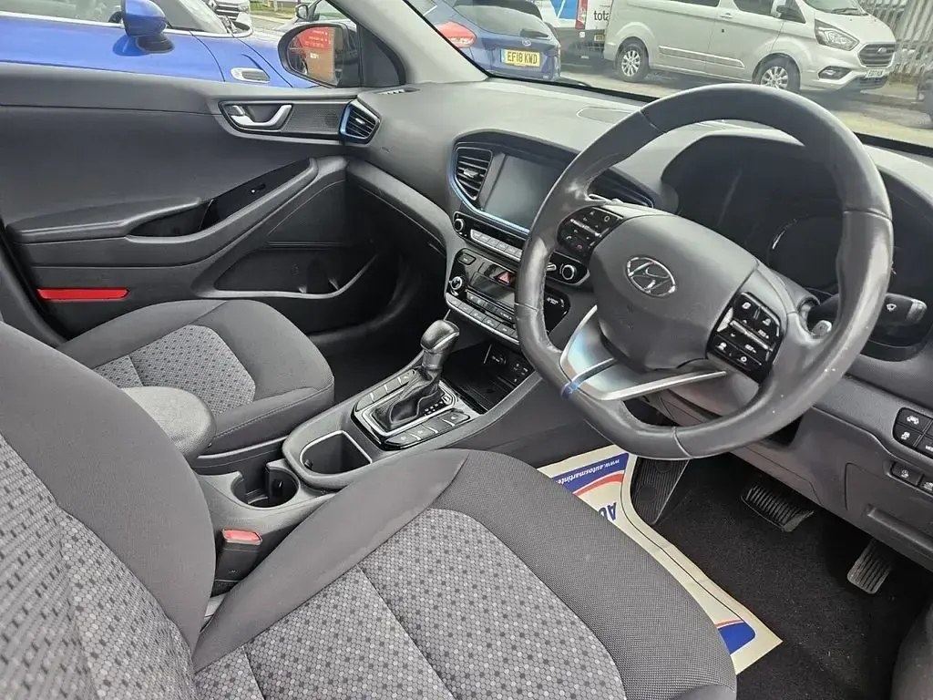 Begagnad Hyundai Ioniq Premium 2018 Svart Halvkombi