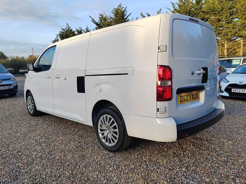 Used Vauxhall Vivaro S 100 HP (73 kW) 2023 White MPV