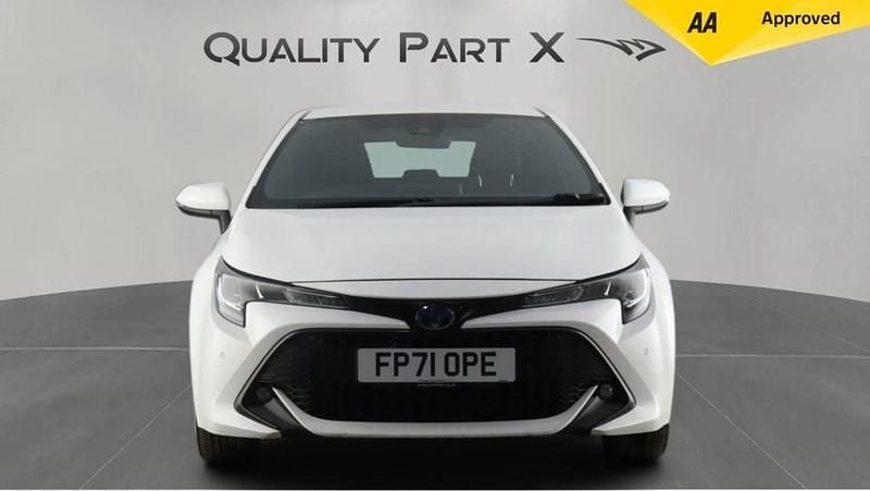 Used Toyota Corolla 122 HP (89 kW) 2021 White Hatchback