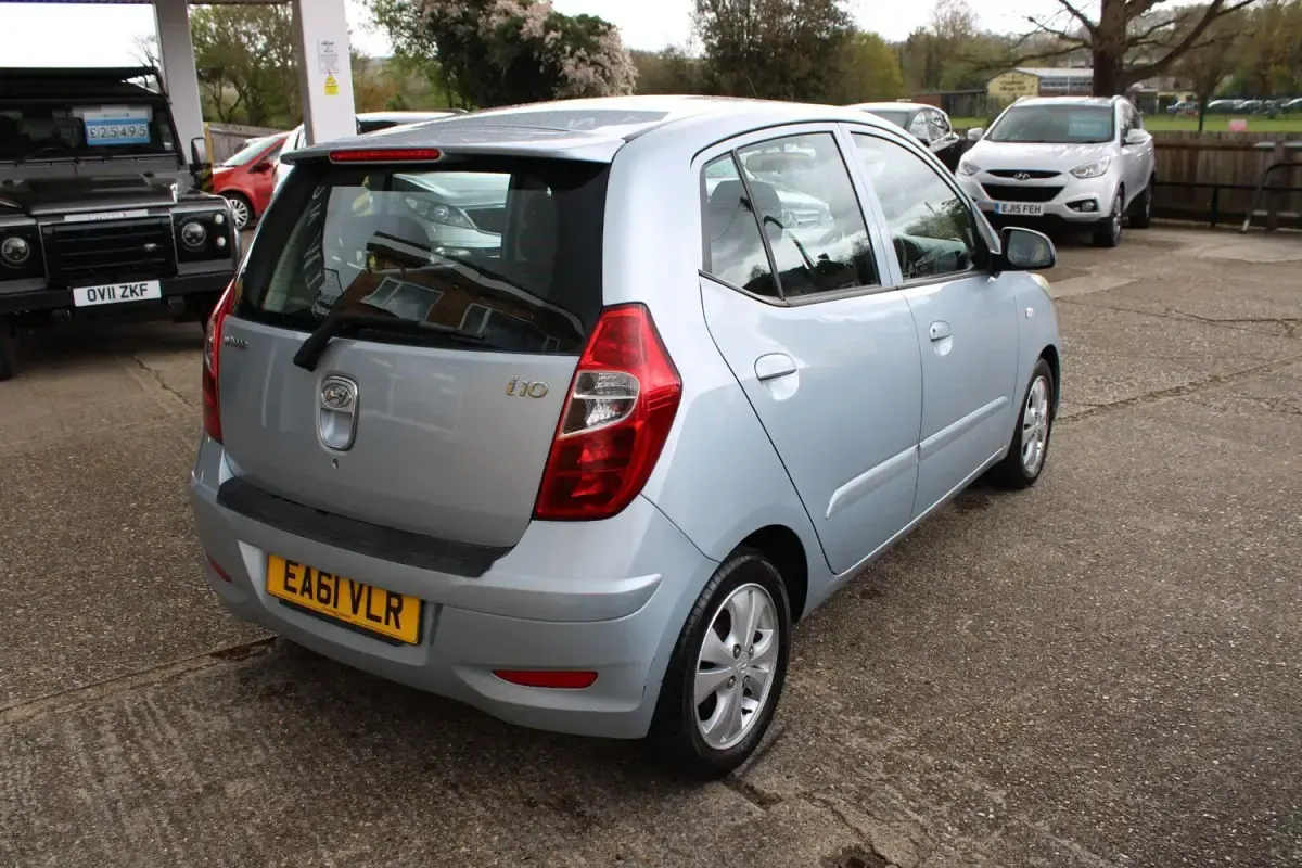Usado Hyundai i10 Style 86 HP (63 kW) 2011 Prateado Citadino