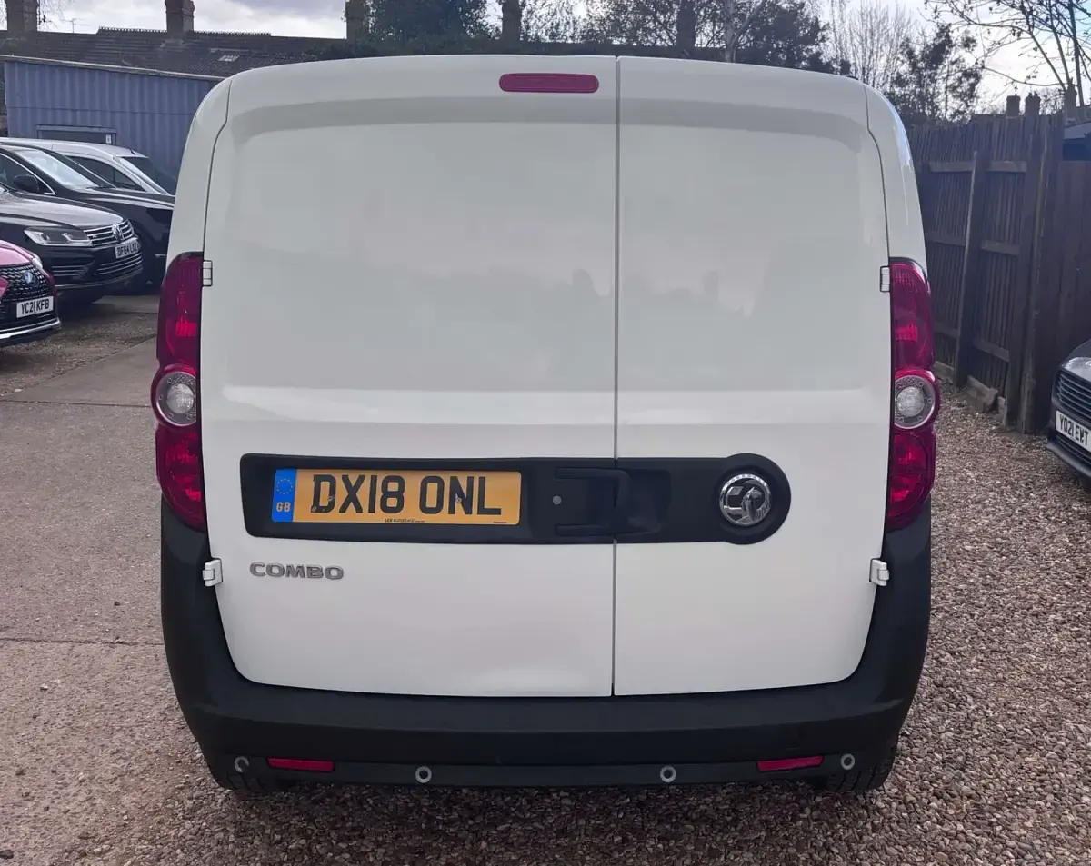 Used Vauxhall Combo 95 HP (69 kW) 2018 White MPV