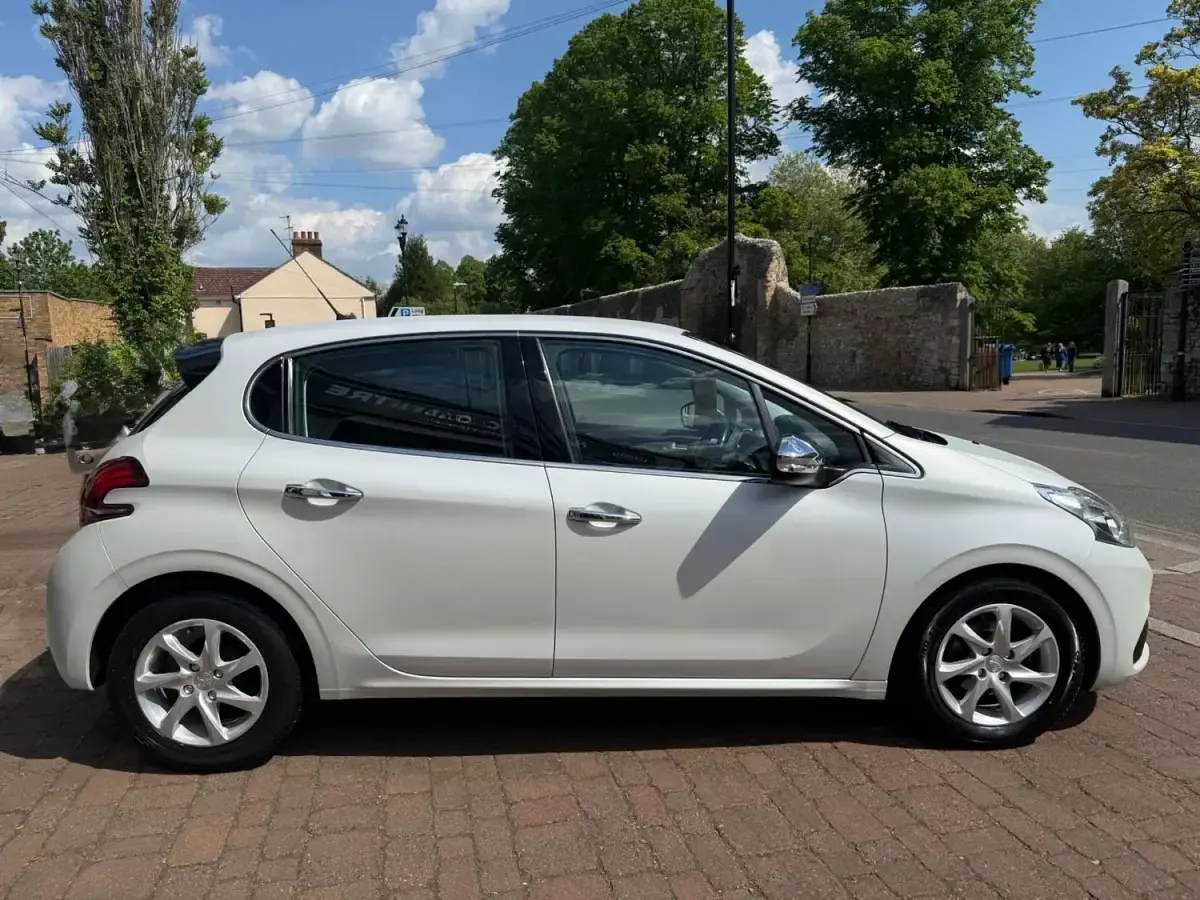 Gebraucht Peugeot 208 Active 2016 Weiß Kleinwagen