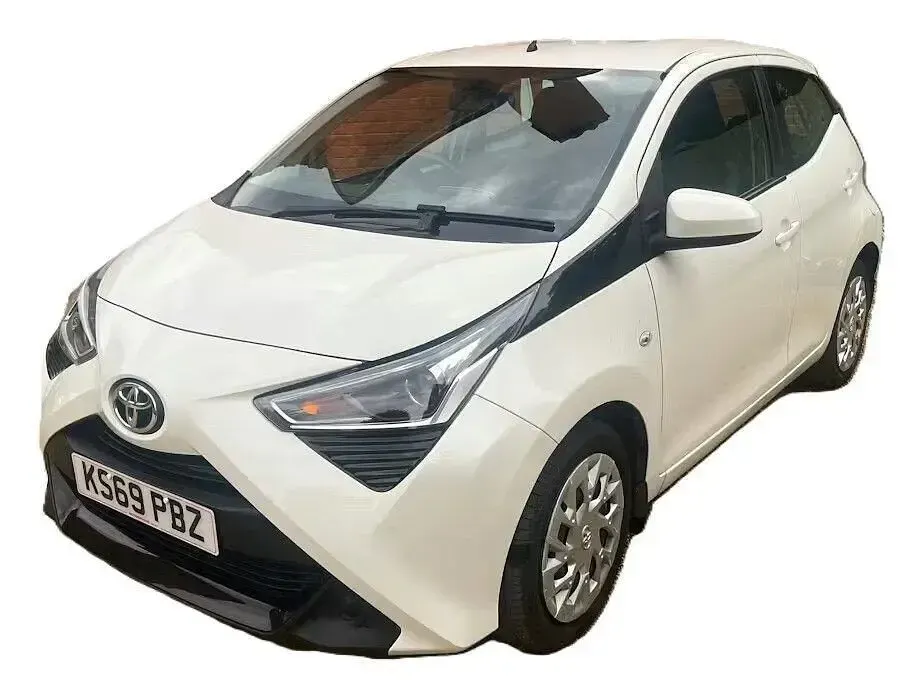 Used Toyota Aygo X-play 71 HP (52 kW) 2019 White Hatchback