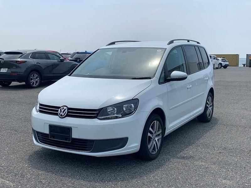 White Used 2014 VW Touran Highline MPV | £8,499 (Fair price) - Image 1/4