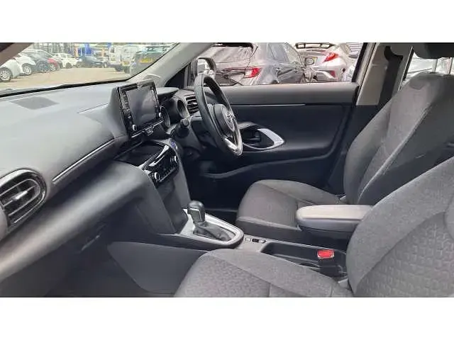 Usado Toyota Yaris Cross 113 HP (83 kW) 2023 Prateado SUV